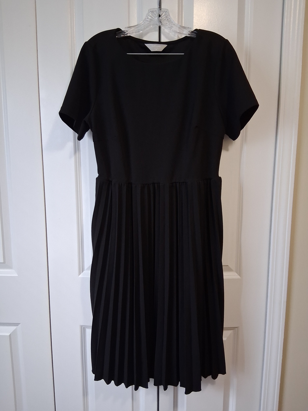 Elegant Black Pleated Midi Dress with Short Sleeves